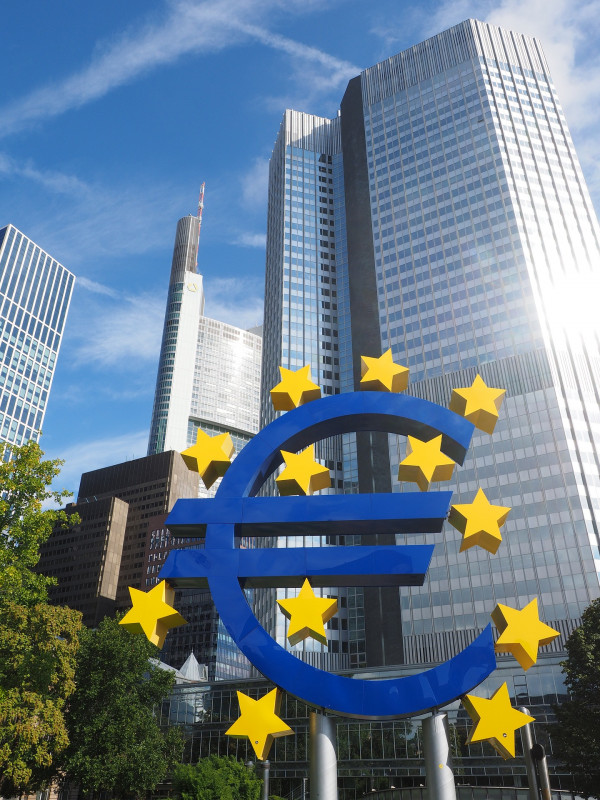 Intesa Sp, da Bce stime crescita 2020 sotto 1% e allentamento monetario