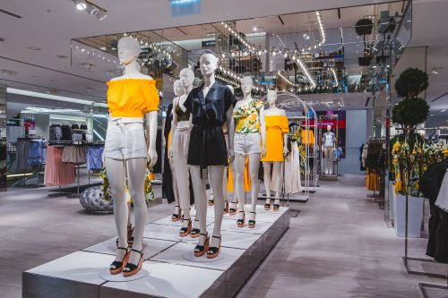 Coronavirus, H&M chiude i negozi anche in Germania