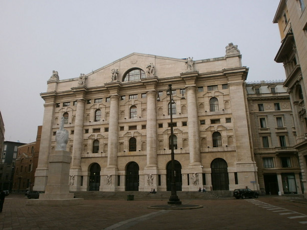 Borse europee in verde a fine giornata, misto il lusso