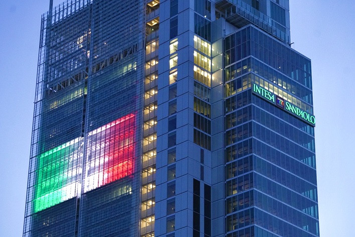 Il grattacielo di Intesa Sanpaolo si veste del Tricolore