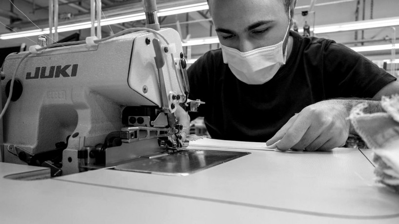 Zegna avvia la produzione di 280mila camici protettivi destinati a Piemonte e Canton Ticino