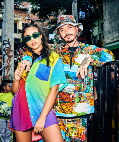 J Balvin firma con Guess una collezione all'insegna del colore