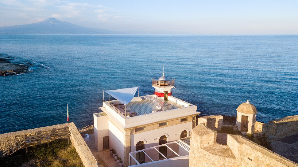 Faro di Brucoli, un piccolo incanto tra l'Etna e il mare