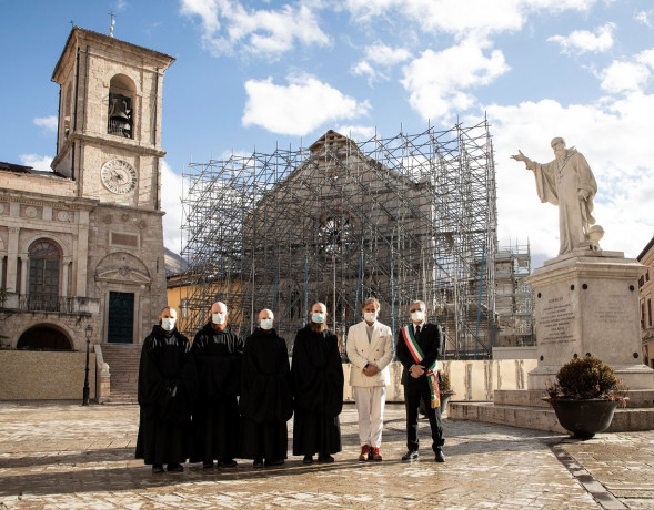 A Norcia torna a nuova vita la Torre Campanaria, grazie a Brunello Cucinelli, ai dipendenti e a Marc Benioff