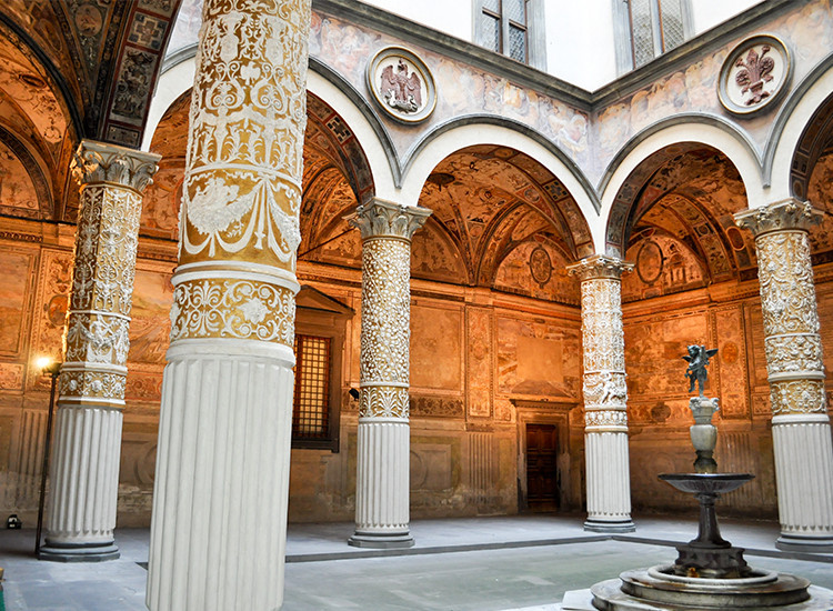 Il Cortile del Michelozzo a Palazzo Vecchio si illumina a nuovo grazie a Kering