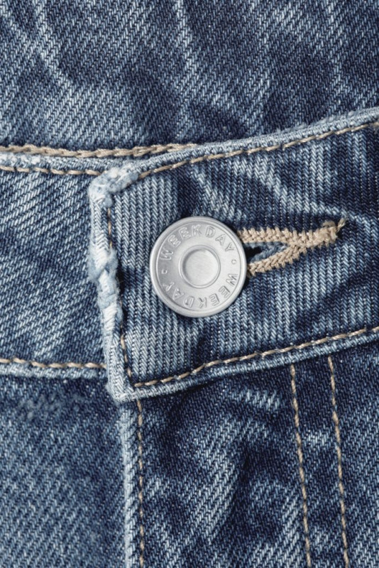 Jeans da rifiuti tessili rigenerati, la collezione di Weekday (H&M Group)