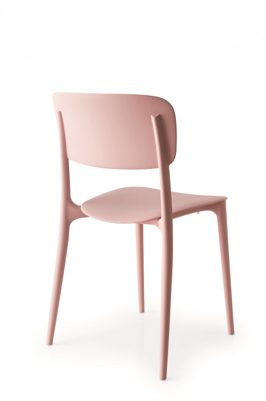 Calligaris in campo a sostegno della Lilt con una versione Pink della sedia Liberty
