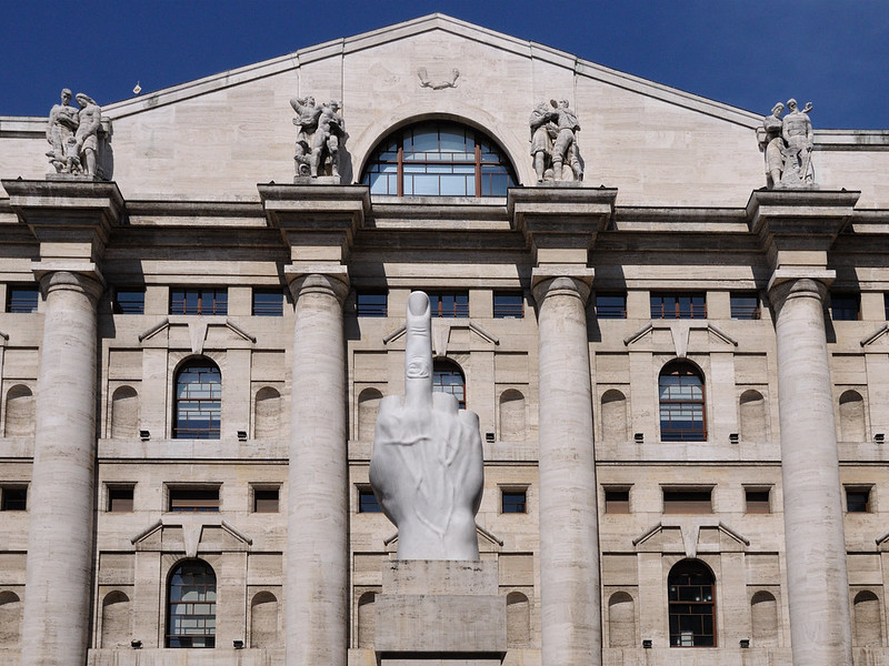 Partenza mista per le Borse del Vecchio Continente, moda e lusso in rosso