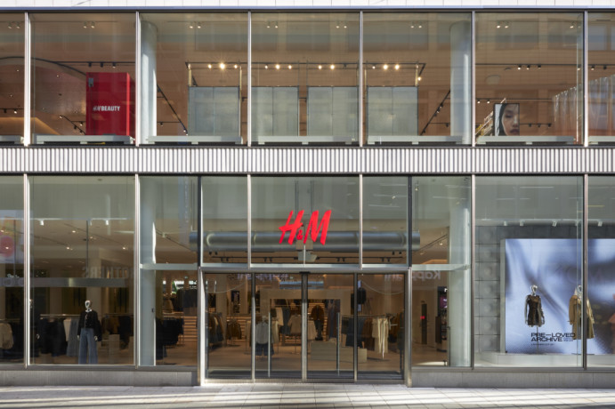 H&M chiude il IIIQ 2025 con un utile netto di 275 mln €.  Vendite 4,9 miliardi